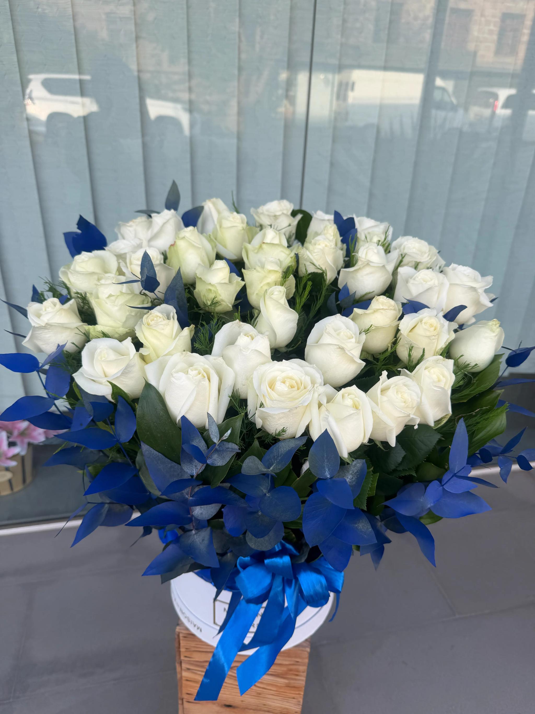 A box full of white roses | ծաղիկների առաքում Երևանում