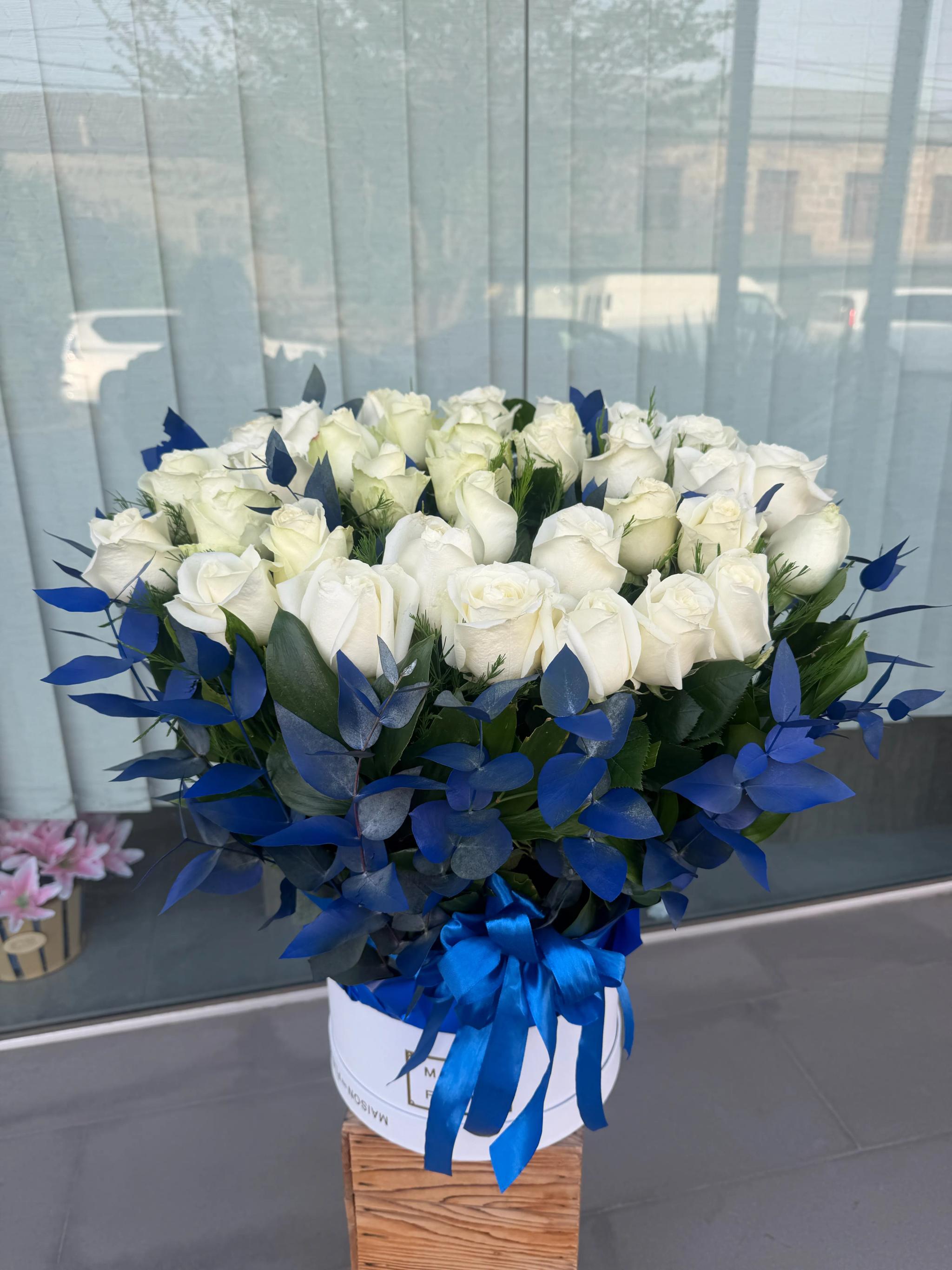 A box full of white roses | ծաղիկների առաքում Երևանում