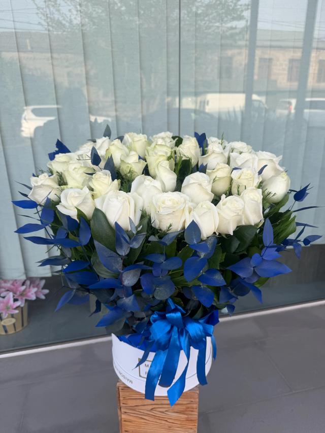 A box full of white roses | ծաղիկների առաքում Երևանում