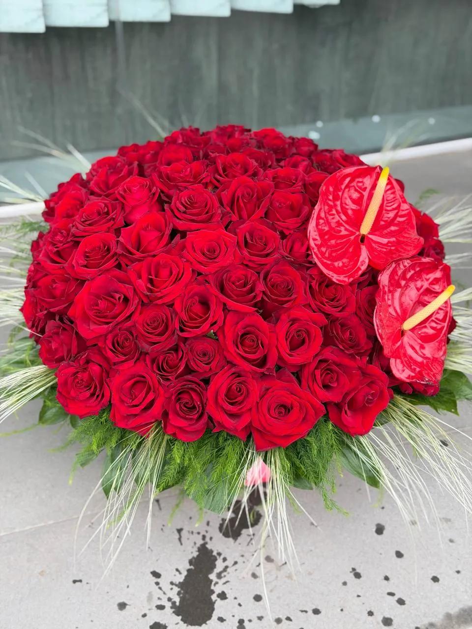 A basket full of gorgeous red flowers | ծաղիկների առաքում Երևանում
