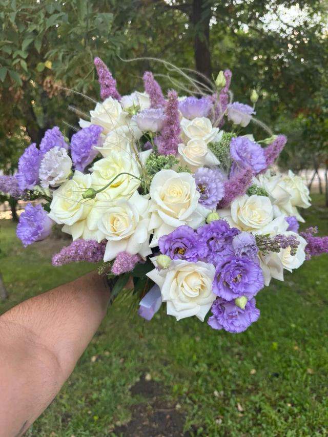 Roses and lisianthus | ծաղիկներ, ծաղկեպսակներ, բույսեր - առաքում Երևան