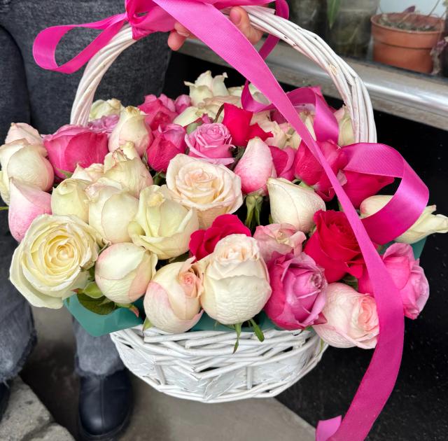 A basket full of roses | ծաղիկներ, ծաղկեպսակներ, բույսեր - առաքում Երևան