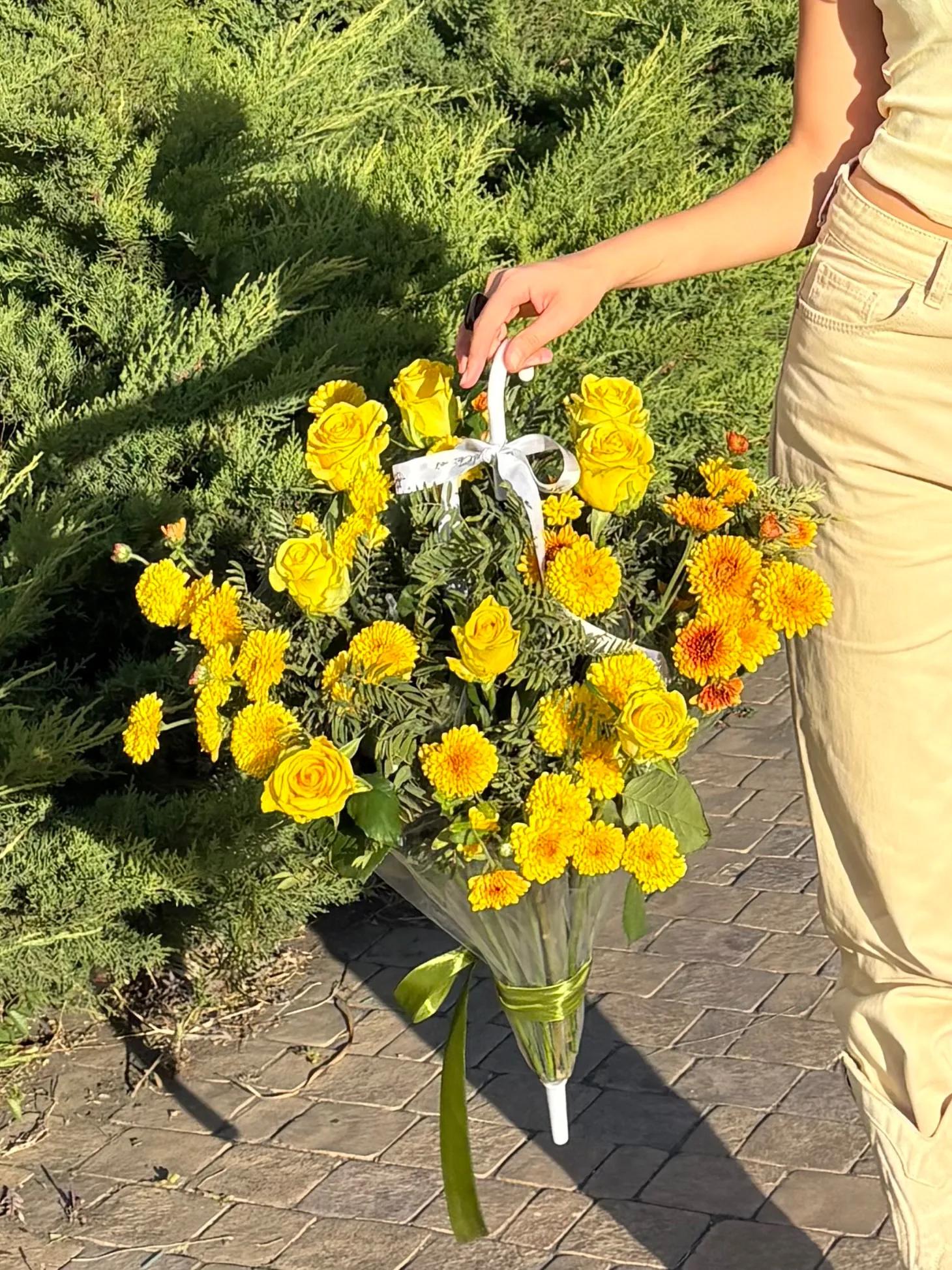 A bouquet of flowers in a raincoat | ծաղիկներ, ծաղկեպսակներ, բույսեր Երևան