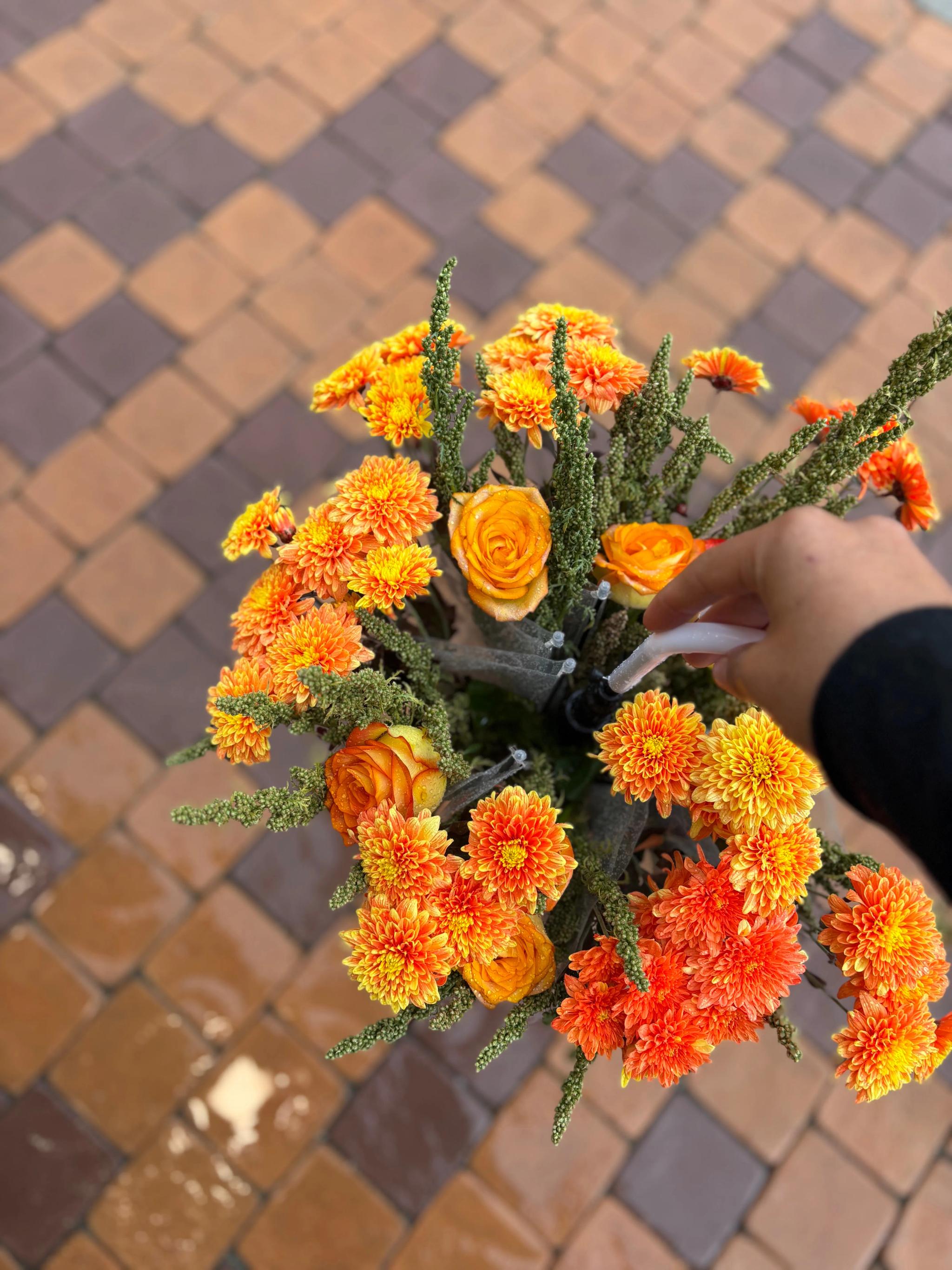 A bouquet of flowers in a raincoat | ծաղիկներ, ծաղկեպսակներ, բույսեր Երևան