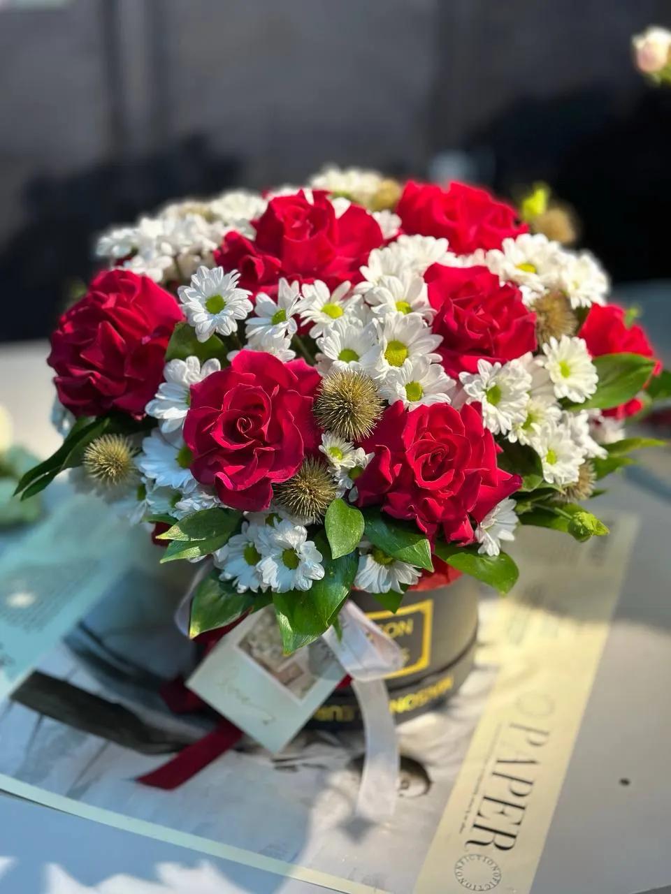 Chrysanthemums and roses in one box | ծաղիկներ, ծաղկեպսակներ, բույսեր - առաքում Երևան